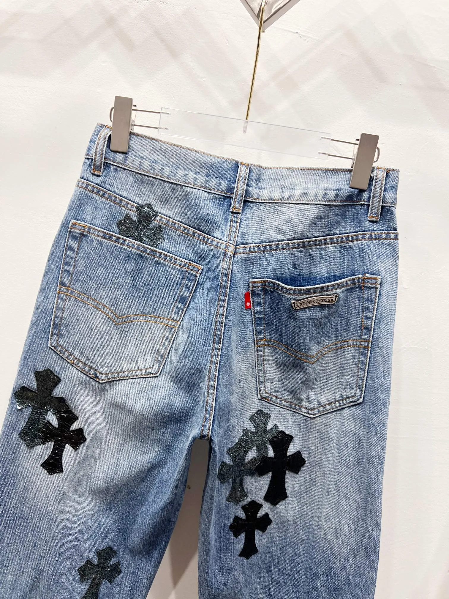 P280 Style No.: (r035) Chrome Hearts & Chrome Hearts Blue Bull Starry Sky Patchwork Leather Cross Jeans - Using starry sky theme patchwork leather elements, mostly presented in the shape of a cross. There is glitter on the surface of the leather, which is dazzling under the light. The unique design has simple and elegant details, exquisite workmanship, the entire trousers are neatly routed, and the details are in place! It’s so cool that both men and women can easily control the genderless trend!  Color: blue Size: S-M-L-XL-XXL